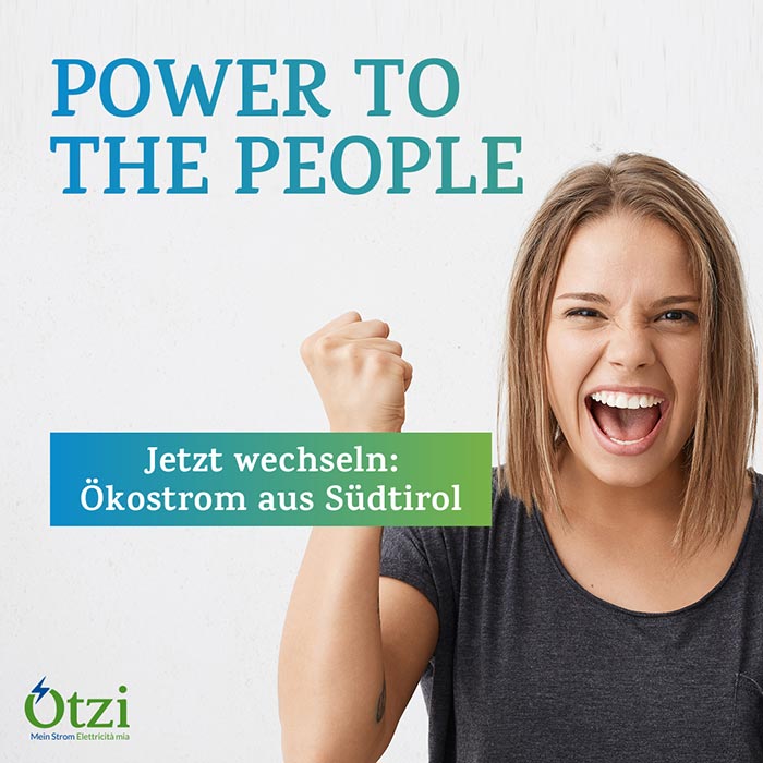 Power to the People - Frau mit schulterlangen Haaren jubelt