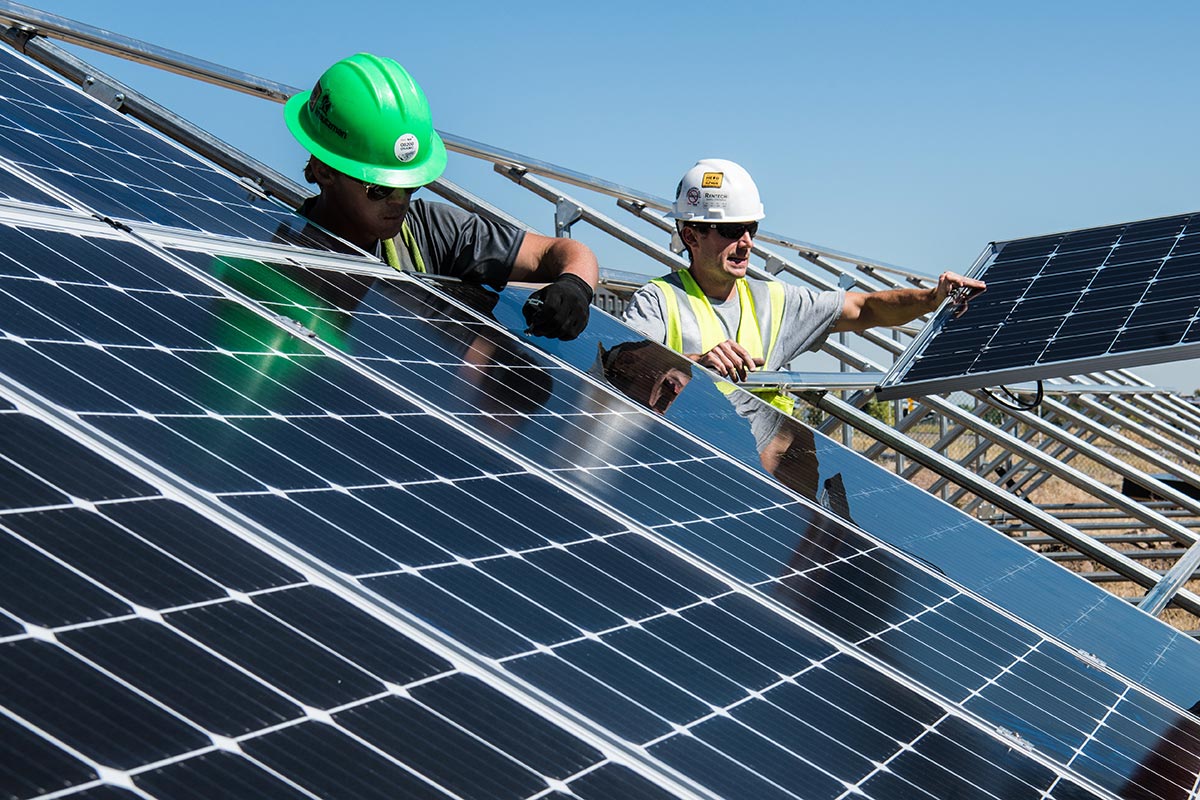 Techniker montieren Solaranlage auf dem Dach