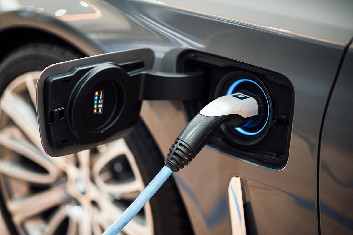 Auto wird elektrisch aufgeladen