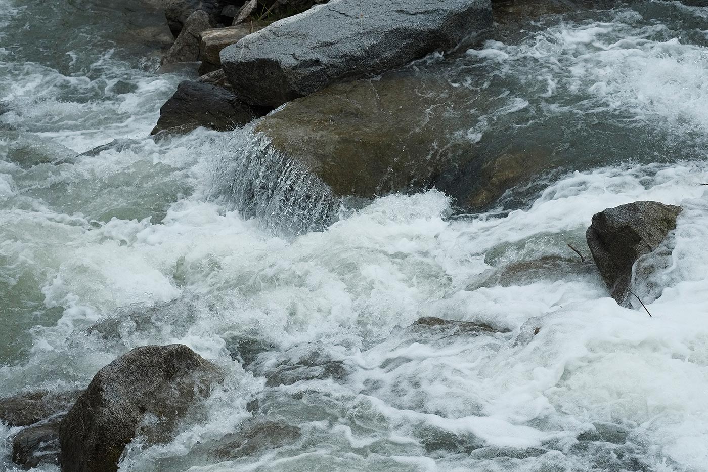 fließendes Wasser in Bach mit Steinen